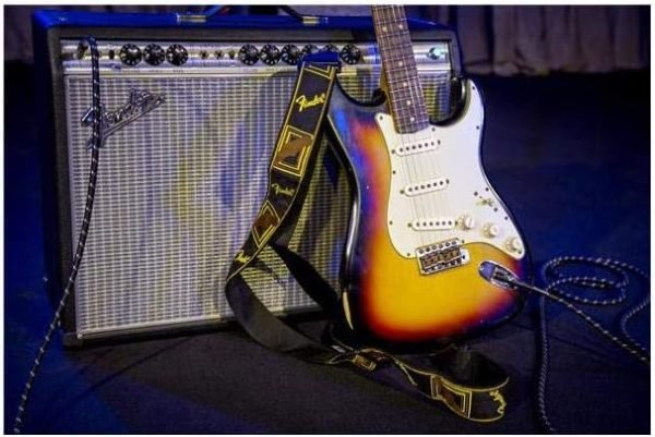 Fender Correa con monograma, longitud totalmente ajustable (36 pulgadas, 58 pulgadas),negra - Imagen 3